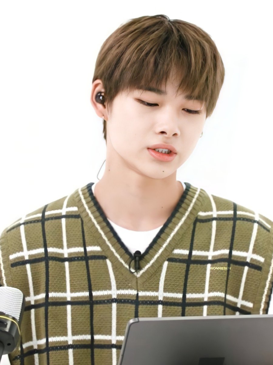 cutie reading diligently~ #NI_KI #니키