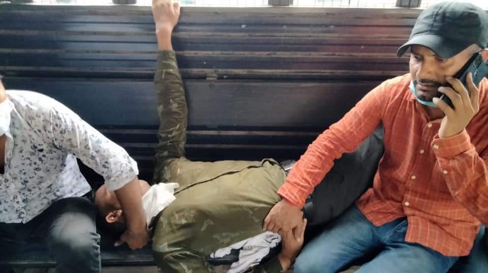 ओबीसी आरक्षण मुद्दे पर संघर्ष कर रहे बड़े भैया अमरेंद्र सिंह बाहुबली के ऊपर लखनऊ एससीआरटी में चली लाठियां
😰😰😰