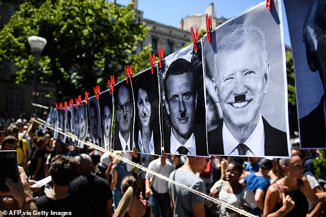 Rainbowandsteel's tweet photo. Paris [Daily Mail] https://t.co/QoOjf95RiX