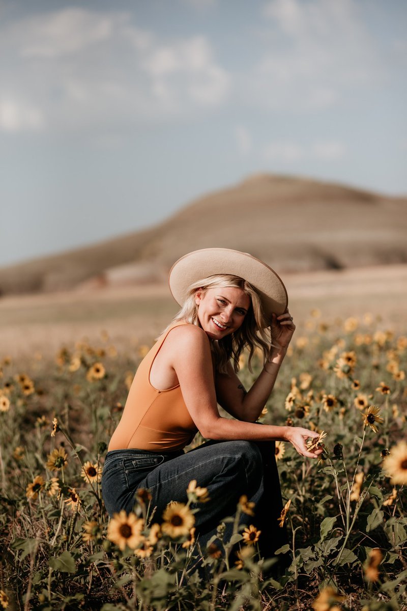 ColleenKubiak's tweet photo. Sweet wildflowers in the Badlands💛 https://t.co/6hxBAk44UN