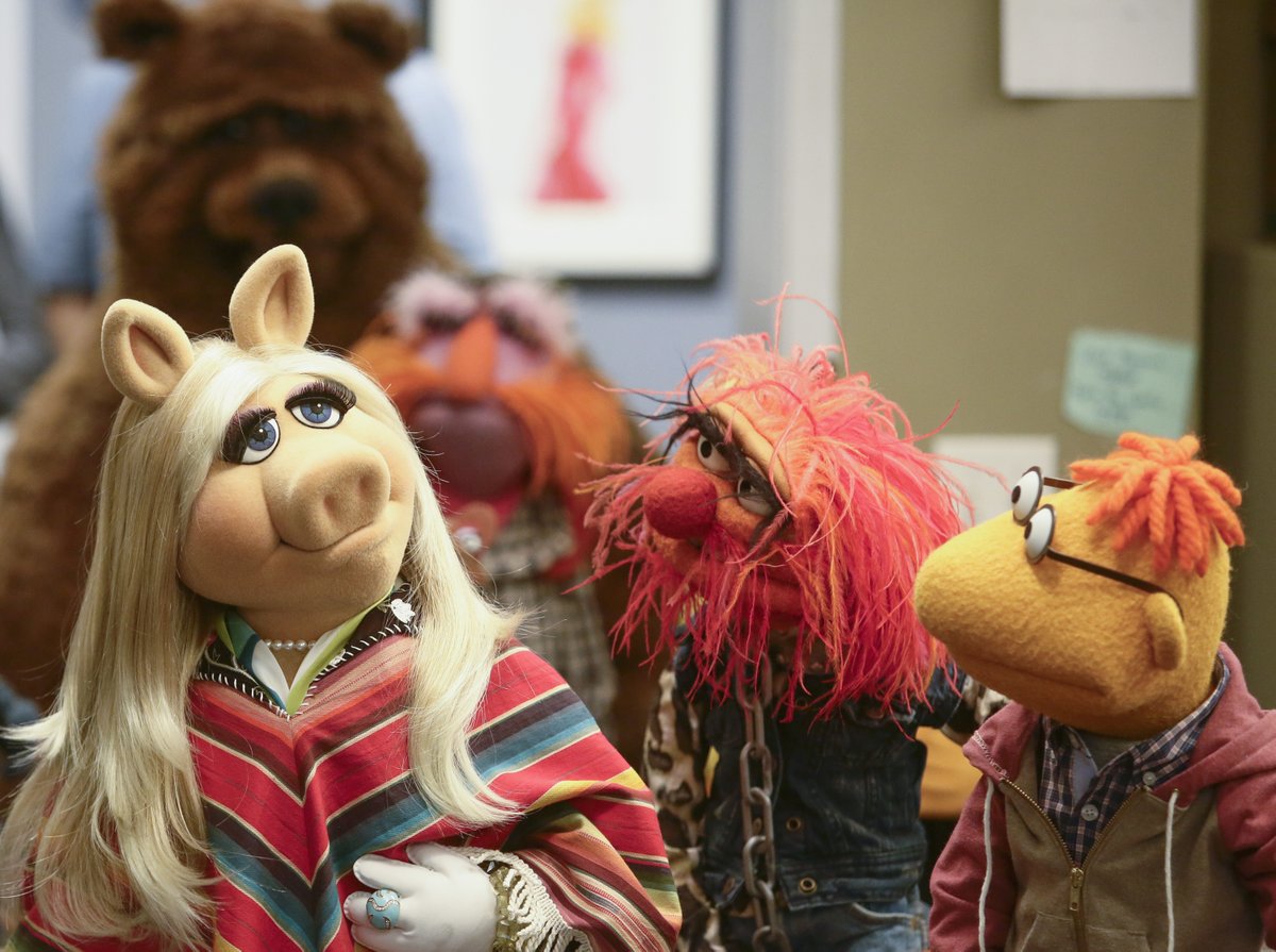 MissPiggy's tweet photo. Fashion must always make a statement. And if you find your outfit isn't making the statement you want, try shouting "Hey, look at me!!" https://t.co/0dwgNTzZ0w