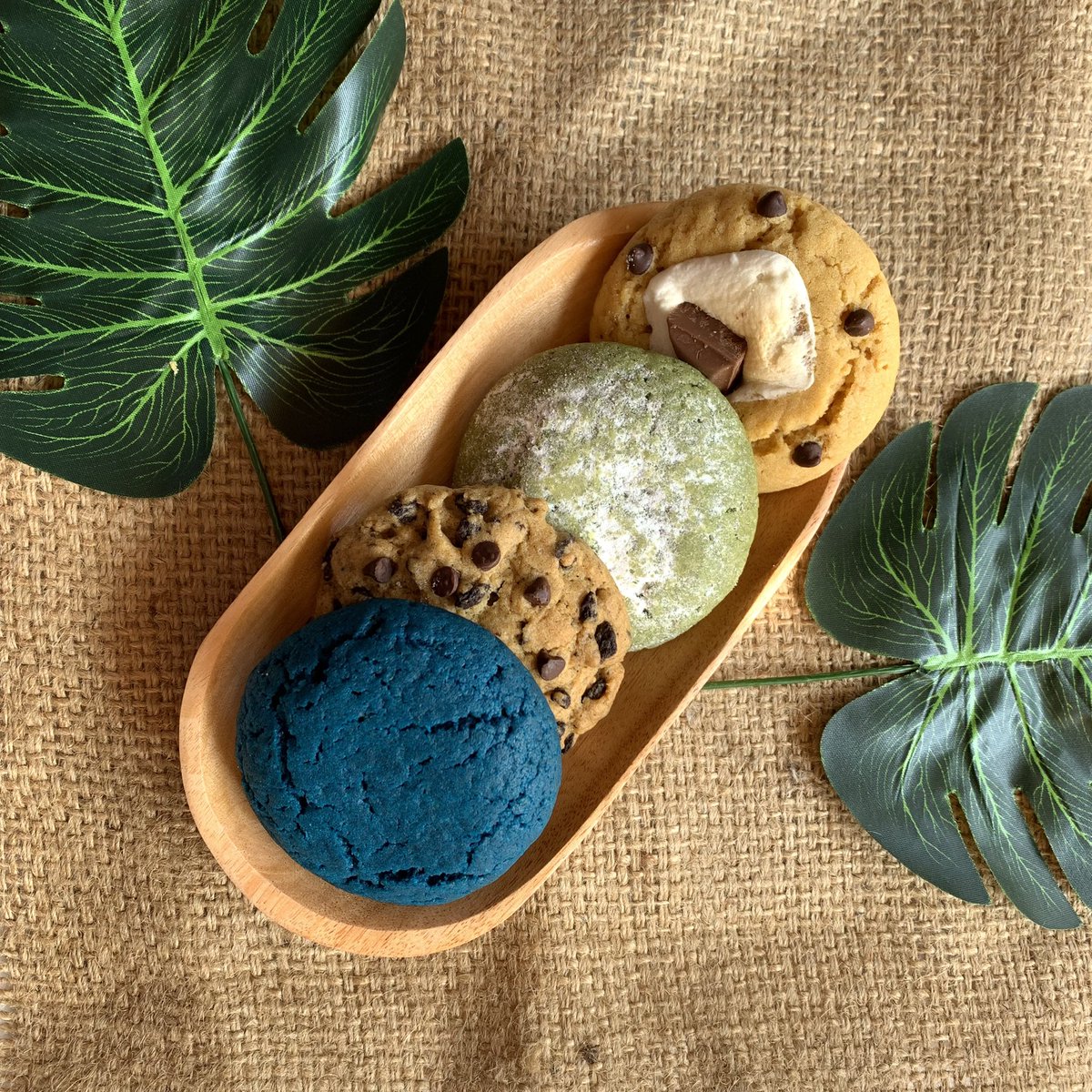 SuguhanManis's tweet photo. Hai manisss! Siapa yg suka sama yg manis2?? 
Kita jual soft cookies nih. Untuk varian rasanya ada:
-Original
-S’Mores
-Classic Matcha
-Cookie Monster
-Red Velvet

Bisa dikirim ke seluruh Indonesia pastinya! Yang dom Cimahi/Bandung bisa juga nih di Gosend. https://t.co/PmHhV88ZGT
