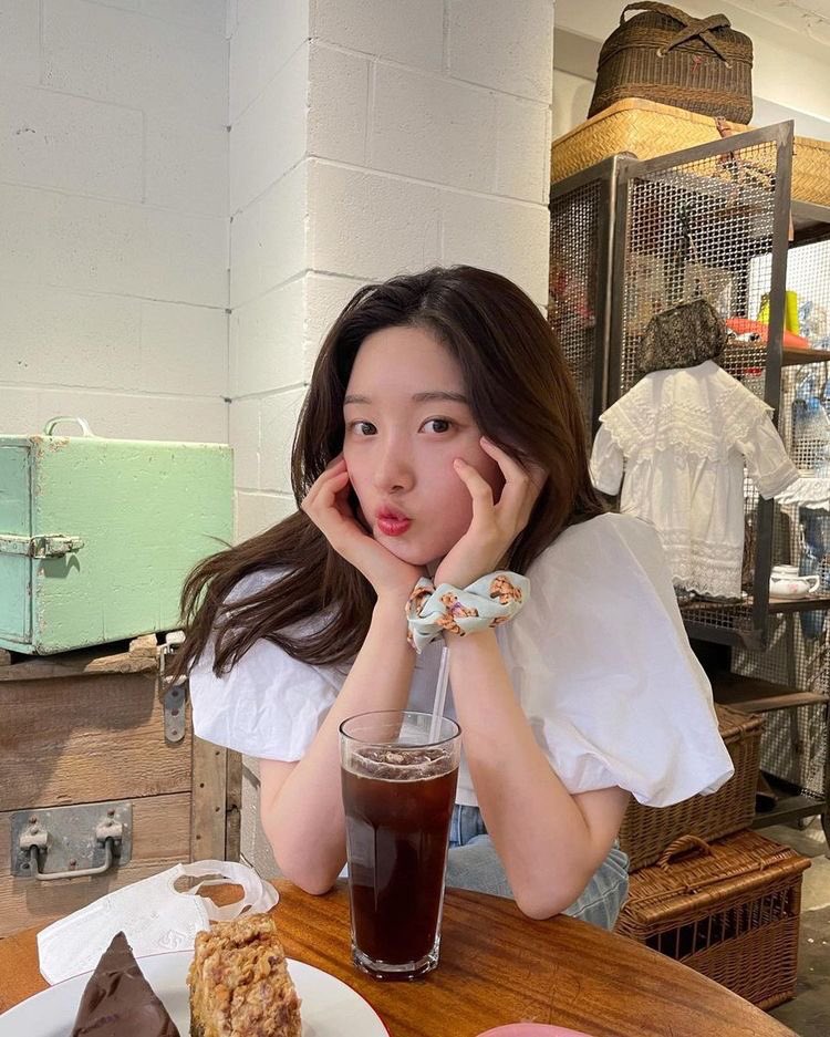 Happy birthday to <a href="/hayeongapnk/">Hayoung</a> unnie 🤍 Thank you for es teh nya🤪✨