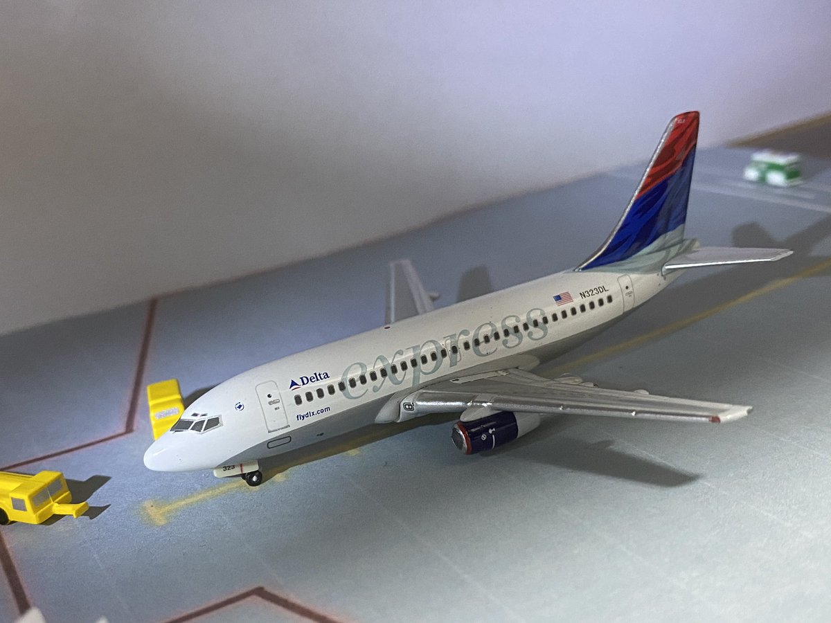 Boeing727_281's tweet photo. #DeltaExpress 🇺🇸
#Boeing737-232(Adv)
🇺🇸N323DL
1/400 #GeminiJets
今は亡きデルタエクスプレスの732
デルタエクスプレスはLCCに対抗するために作られた会社で732のちの運航だった
新LCCブランド"Song"ができるとその役目を終え運航を終了した
その後732は2006年程まで使われたらしい https://t.co/H3QXde2E0w