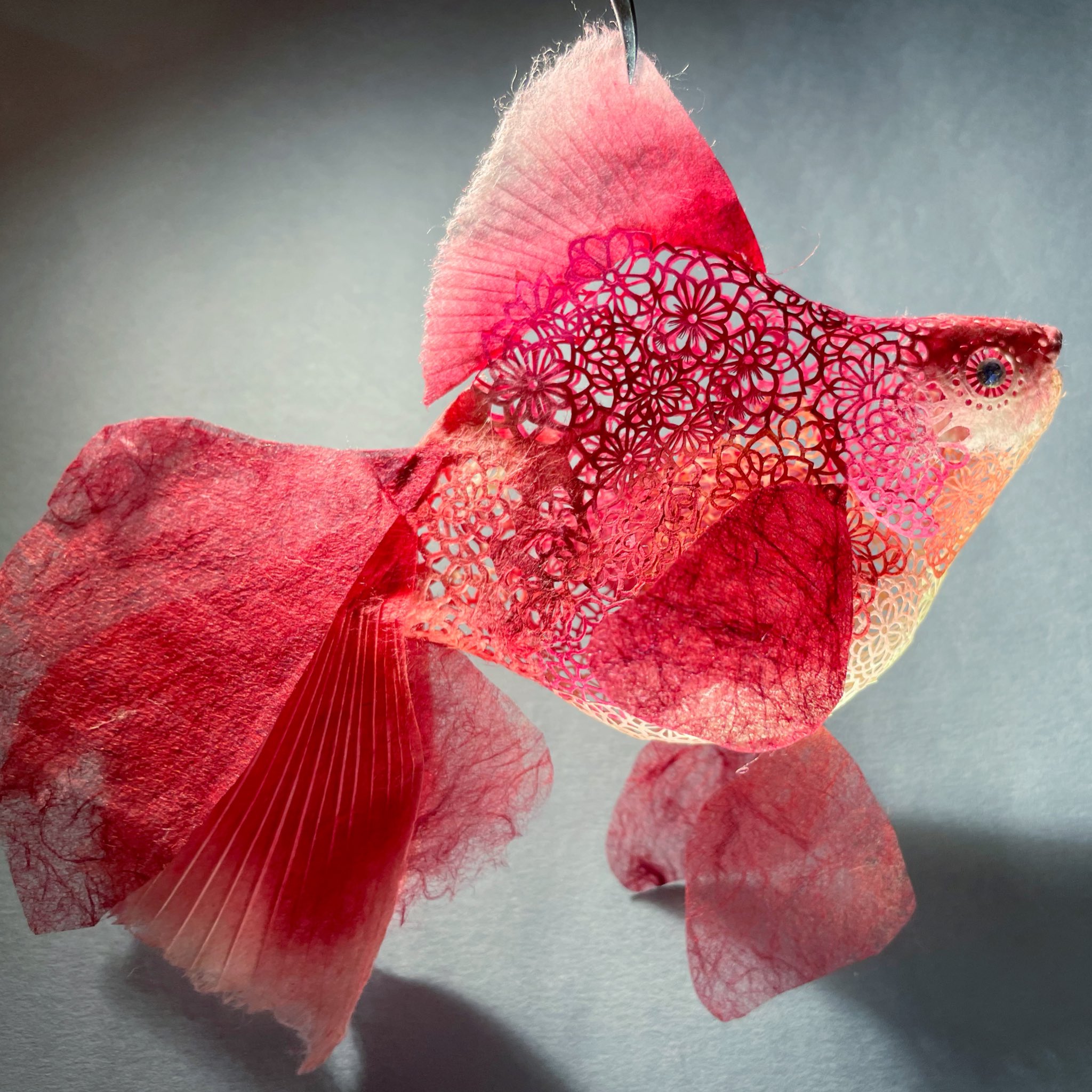 ともだあやの 立体切り絵 金魚 優美に燃えゆく赤い金魚です 制作の様子をなるべくノーカットで公開した動画も投稿しております ご覧ください T Co Ccui7vcky9 切り絵 立体切り絵 T Co Nwjod1nmy4 Twitter