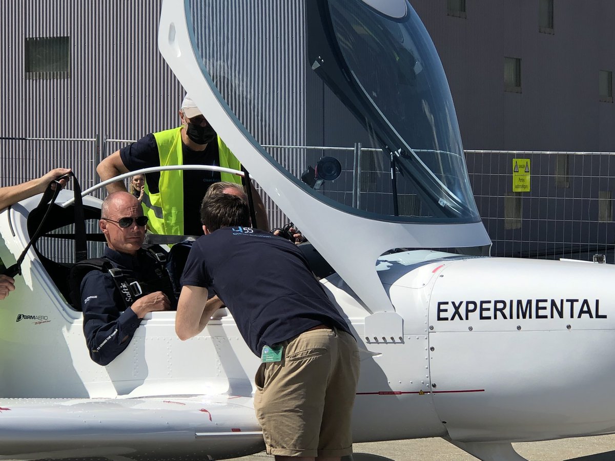 #SolarImpulse <a href="/bertrandpiccard/">Bertrand PICCARD</a> : “Un 5ème anniversaire qui permet de parler de l’avenir ! Désormais on peut faire mieux … #H55 c’est le début d’un mouvement qui se met en place : celui de l’aviation propre 🛩”
Prochaine étape l’avion à #hydrogène  😉
#beyond1000solutions