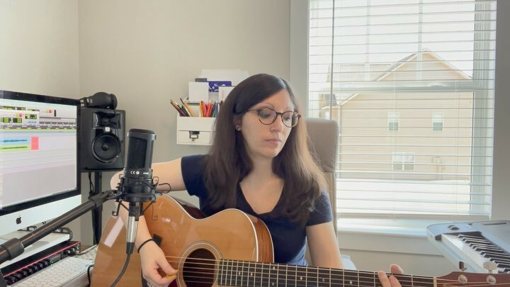 LindsayBrazell's tweet photo. Here we are again, #CoverMonday! 

This is some old school @brookeligertwood but it’s so so good! 

Check out the whole video on my YouTube channel, and be sure to subscribe! :)

#singersongwriter #songwriter #songwritersofinstagram #cover #coversong #covermonday #girlswithg… https://t.co/JPG9aTcSSX