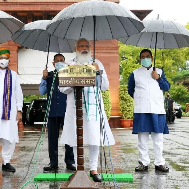 doranalu132's tweet image. ಪಂಚಾಯತಿ ಸದಸ್ಯನಾದರೇ ಕೈ ಕಾಲಿಗೆ ಆಳುಗಳನ್ನಿಟ್ಟುಕೊಂಡು ಓಡಾಡುವ ನಾಯಕರ ನಡುವೆ, ರಾಷ್ಟ್ರದ ಸರ್ವೋಚ್ಚ ನಾಯಕನೊಬ್ಬ ತನ್ನ ಛತ್ರಿಯನ್ನು ತಾನೇ ಹಿಡಿದುಕೊಂಡಿರುವುದು ನಿಜಕ್ಕೂ ಆದರ್ಶಣೀಯ.. ಸಣ್ಣ ಕೆಲಸವಿರಬಹುದು, ಆದರೆ ಇದರಿಂದ ಹಲವಾರು ನಾಯಕರು ಕಲಿಯುವುದು ಸಾಕಷ್ಟಿದೆ..
#StopVIPculture