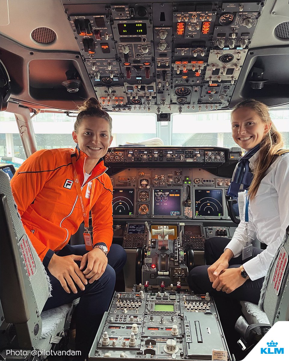 When one sister is a Dutch golf pro and the other a KLM pilot who surprised her by picking her up in our Boeing 737 after a tournament! Can't say we're not jealous of the Van Dam sisters... ✈️💙⛳️ #KLM #Aviation #sisters