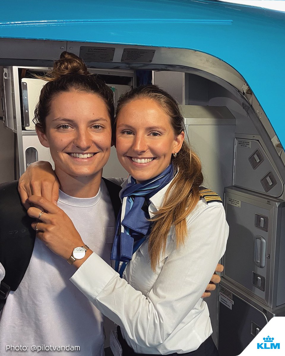 Golf pro Anne van Dam and KLM pilot Helen in front of a KLM Boeing 737