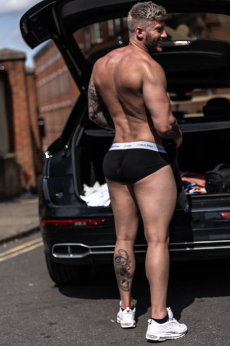 Gotta get changed somewhere 🕺🏻 might as-well be on the street https://t.co/0jRYfhjoNG