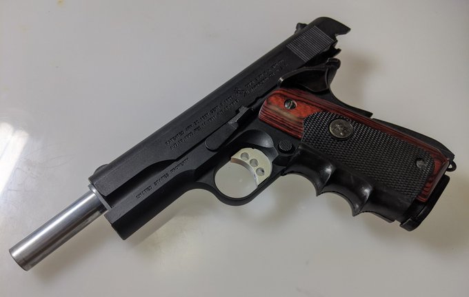 バトン・タニコバ製のミリガバ、トリガーとグリップ交換完了。
軍用の1911A1の雰囲気が薄れて民間のカスタム1911みたいになった😆 