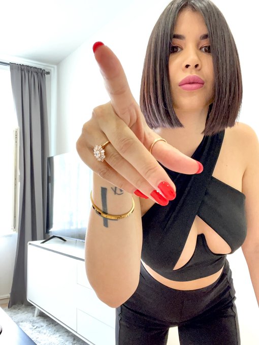 Boss biatch 🥵 https://t.co/5fMBKHM41d