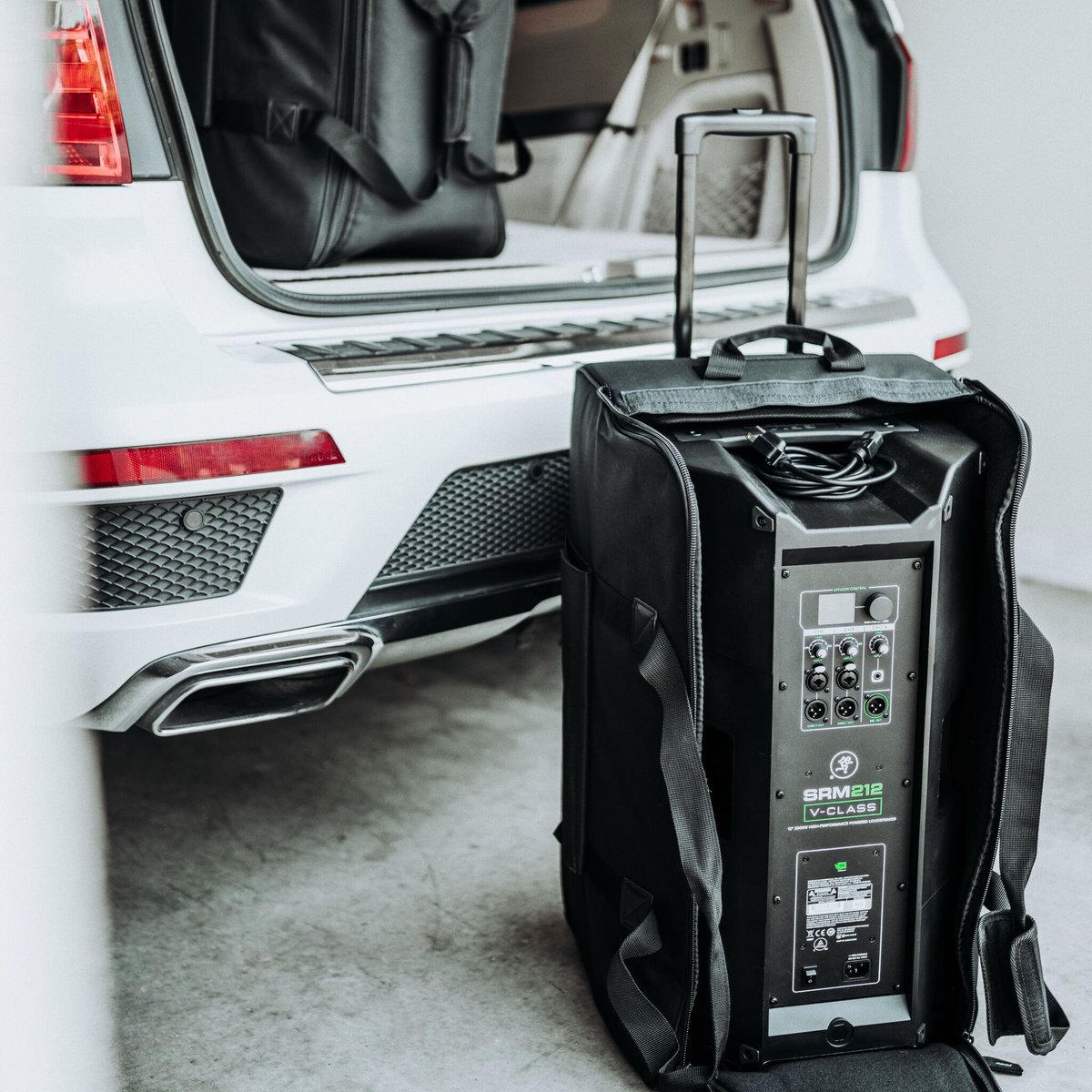 MackieGear's tweet photo. If you haven't treated yourself to the convenience of a loudspeaker rolling bag you are truly missing out 🔈
📸 Brian Diener
#VClassy #SRM #212 #RollingBag #Mackie https://t.co/Ef3tLgXHZB