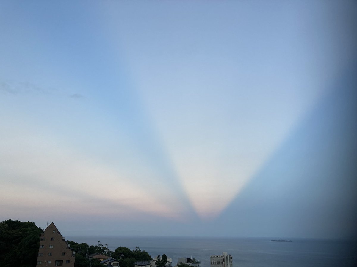 Skies129's tweet photo. Amazing sky, don’t know why. https://t.co/vX3xRfXCsS