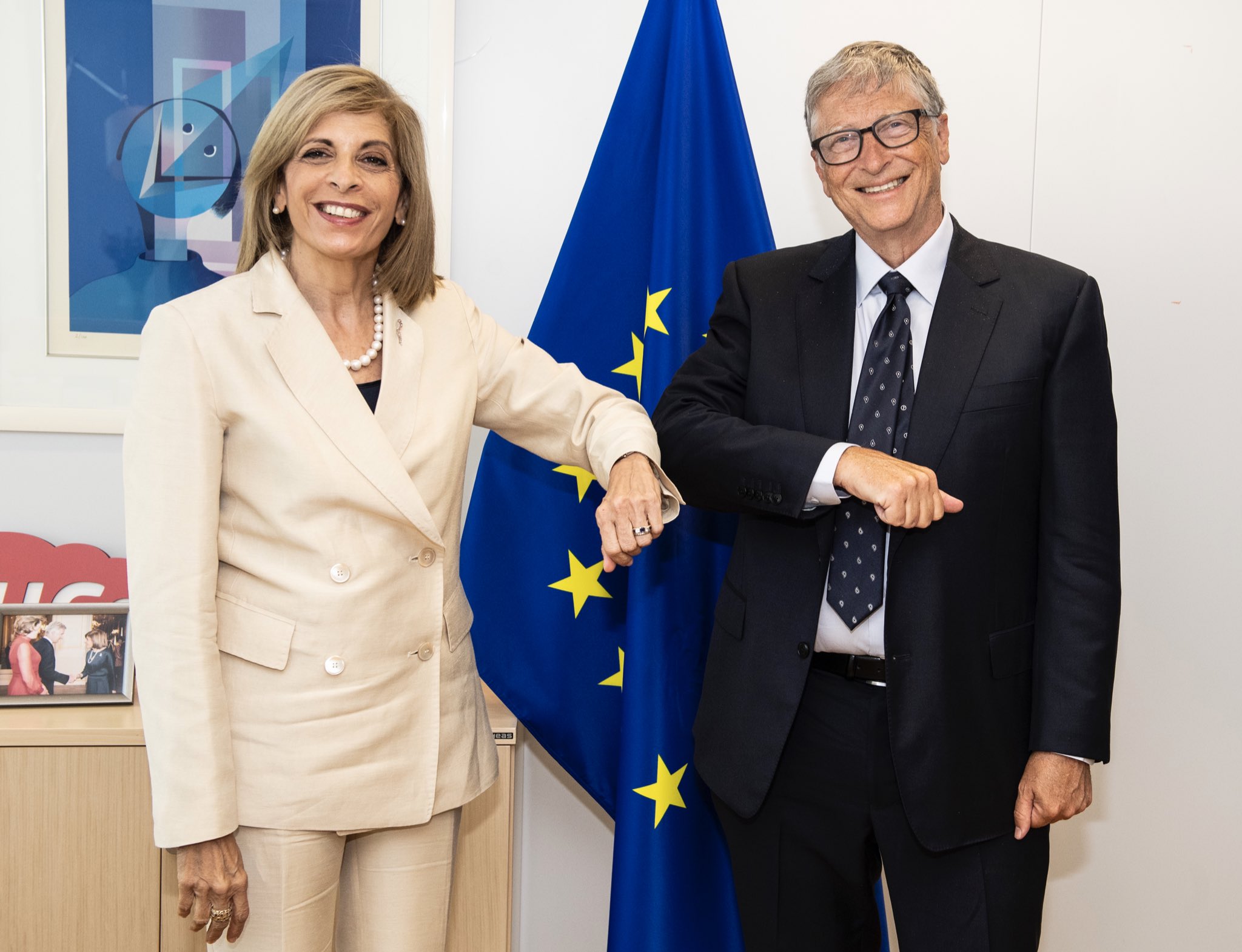Stella Kyriakides en Twitter: "Delighted to meet with @BillGates. The #COVID19 crisis has shown the importance of being ready for future health crises. This cannot be done in isolation ➡️ preparedness must