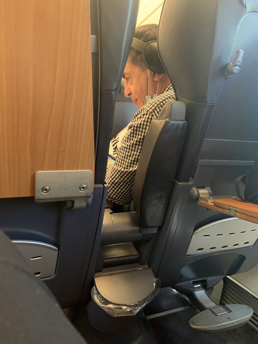 Pagar preferente, para tener niños corriendo en el vagón con los dibujos a todo volumen y señores sin mascarilla desde que hemos salido de Madrid. Con el personal pasando sin decirles nada <a href="/Renfe/">Renfe</a> <a href="/Inforenfe/">InfoRenfe</a> #respeto @Renfe_SNCF_Es