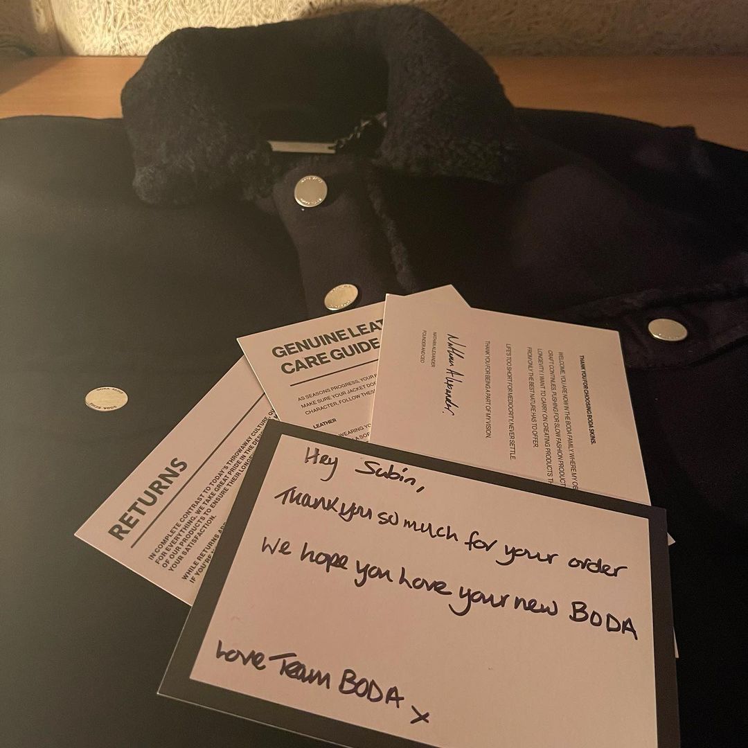 centralvictonbr's tweet photo. 📸 | #IG › #SUBIN

"Eu amo isso❤️ #Patrocinado #bodaskins @/ bodaskins"

Carta: Ei Subin, muito obrigado por sua ordem. Esperamos que você ame seu novo BODA. Ame o Time BODA.

** BODA  é uma marca de roupas.** https://t.co/swunnJDdoa