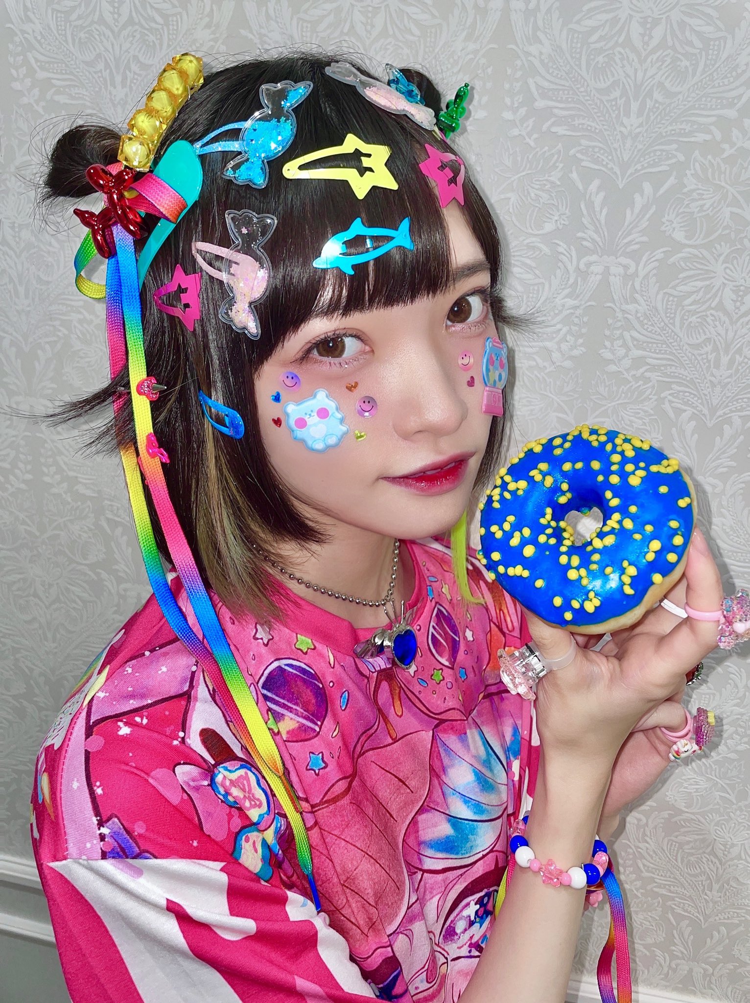 梅ちゃん先生 岡本太郎は 芸術は爆発だ という名言 を残した 間宮まにさんのこの写真はまさにアイドル史に残る写真である 彼女の感性が破裂している 言うなれば岡本太郎宣言である そんなメッセージを私はこの写真から受け取った 多分間宮まにさんは