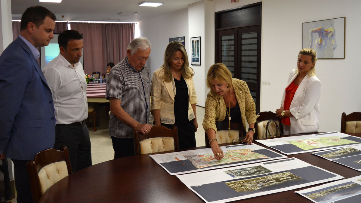 razvojna_banka's tweet photo. Predsjednik Odbora direktora IRF-a, Velizar Kaluđerović, i izvršna direktorica, dr Irena Radović @irena210478 , sa timom IRF-a u posjeti Institutu “Dr Simo Milošević”
#IRFCG #NewProject #sustainabledevelopment https://t.co/je6p1hkCuv