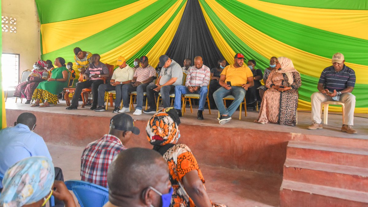 WilliamsRuto's tweet image. Small businesses constitute the artery of our economy. We must, therefore, amplify our focus beyond the short-term support to investing in sustainable and innovative measures that will make them sprout, flourish and endure high-risk environments.