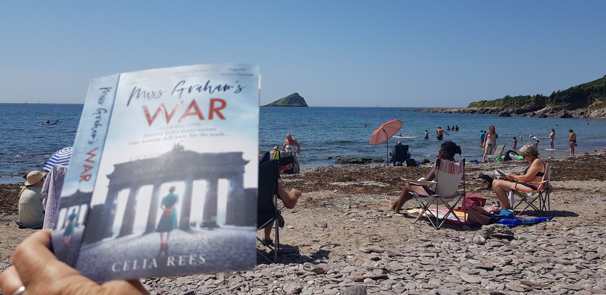 LuWrites's tweet photo. Fabulous day, fabulous beach, fabulous book 💜#MissGrahamsWar #MissGrahamsColdWarCookbook @CeliaRees https://t.co/re5pQtFVXM