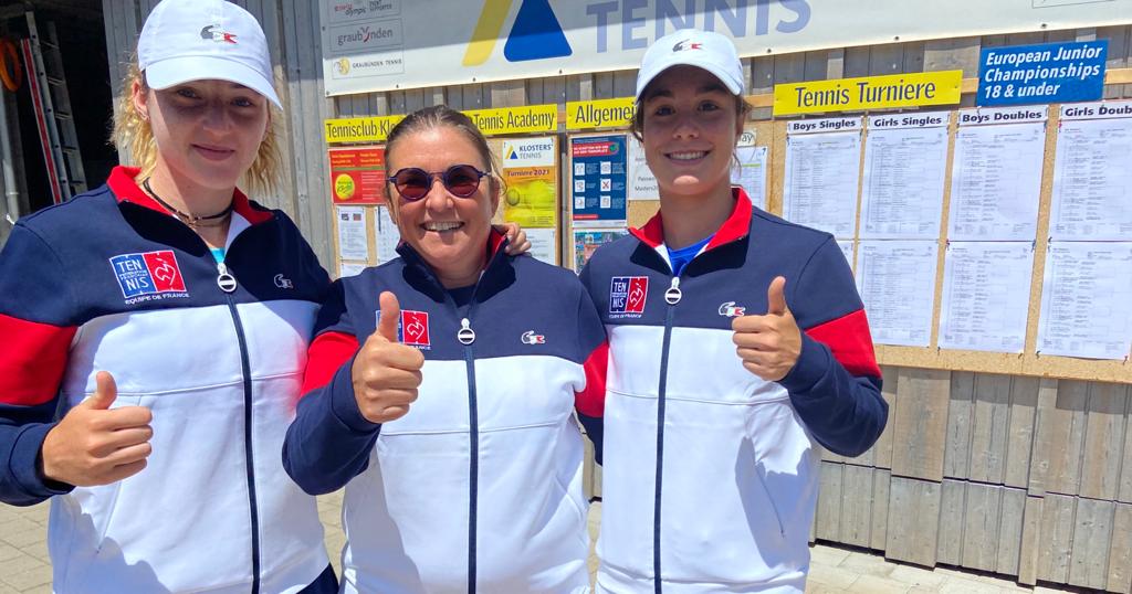 Les U18 🇫🇷débutent les championnats d'Europe à Klosters. Elsa Jacquemot (tête de série n°1) et Lois Boisson, avec leur capitaine Alexia Dechaume. 
Allez les Bleues ! 💙