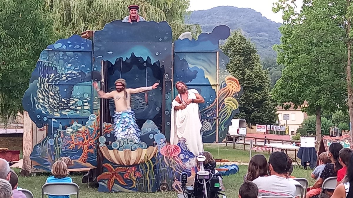 pesca_lestiu's tweet photo. The Incredible box @cialatal 
Un espectacle divertidíssim amb un home bala mort de por, una cantant d'òpera molt peculiar i uns números de màgia d'estar per casa. 
Una tarda amb rialles per a tots els públics!!
#pescalestiu
#santfeliudepallerolsetpesca
#estiupescallunes https://t.co/fZjznbphT8