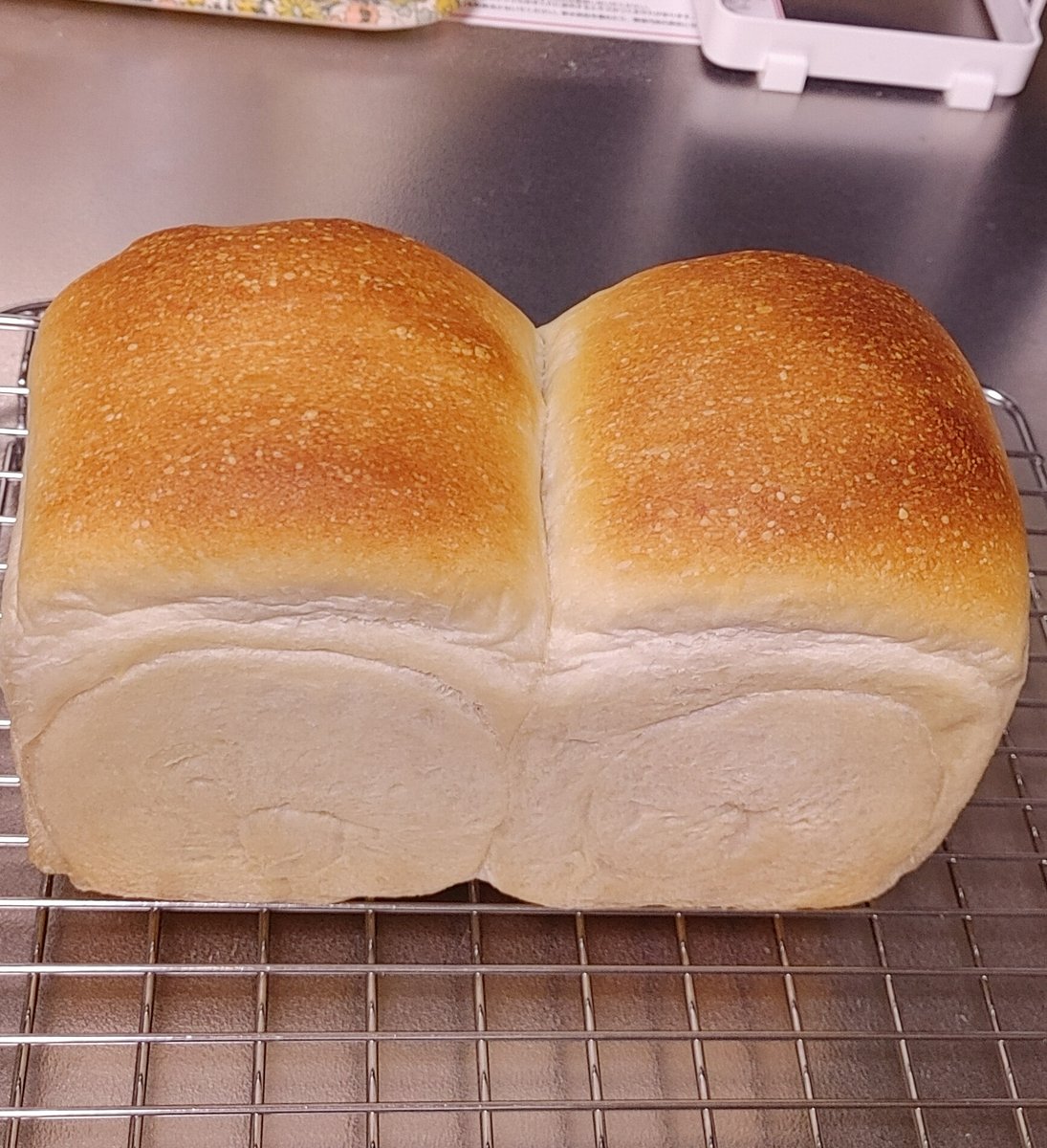 Chibapan31's tweet photo. うっかりアップし忘れた先々週のパン。
焼き色がもう少し��手くつくとよいなぁ。味は良かったです。

#手作りパン 
#パン作り 
#おうちパン https://t.co/WR9qIFx7V8