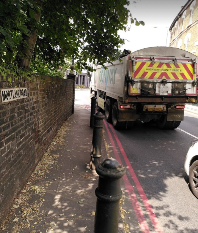 RachelPurdon's tweet photo. The end of #MortlakeRoad has such a horribly narrow section of pavement. Always feels stressful to walk down, and presumably a no-go for a wheelchair ♿️
I hope, one day, pedestrians are no longer made to feel like this! #SpaceToMove #Kew https://t.co/lvjMVshc0Y