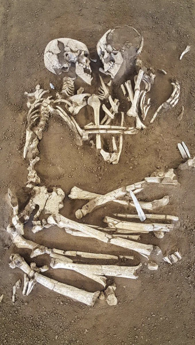 6000年の時を経て？イタリアのサンジョルジョの墓から6000年前の恋人が発見される！