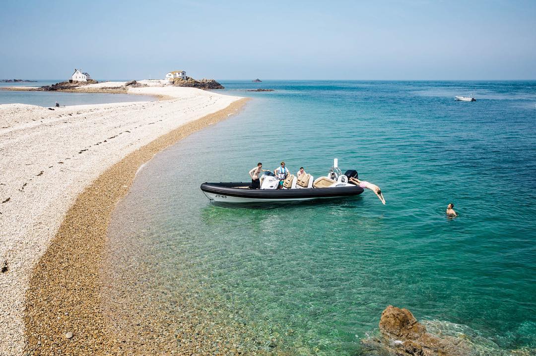 What a #HappyMonday today is! 😍☀️ Wishing you could enjoy the #summersun out on the water? Visit our website and start your #cobraribs journey today.... cobraribs.com
#jointheadventure #beachdays #jersey #boatlife