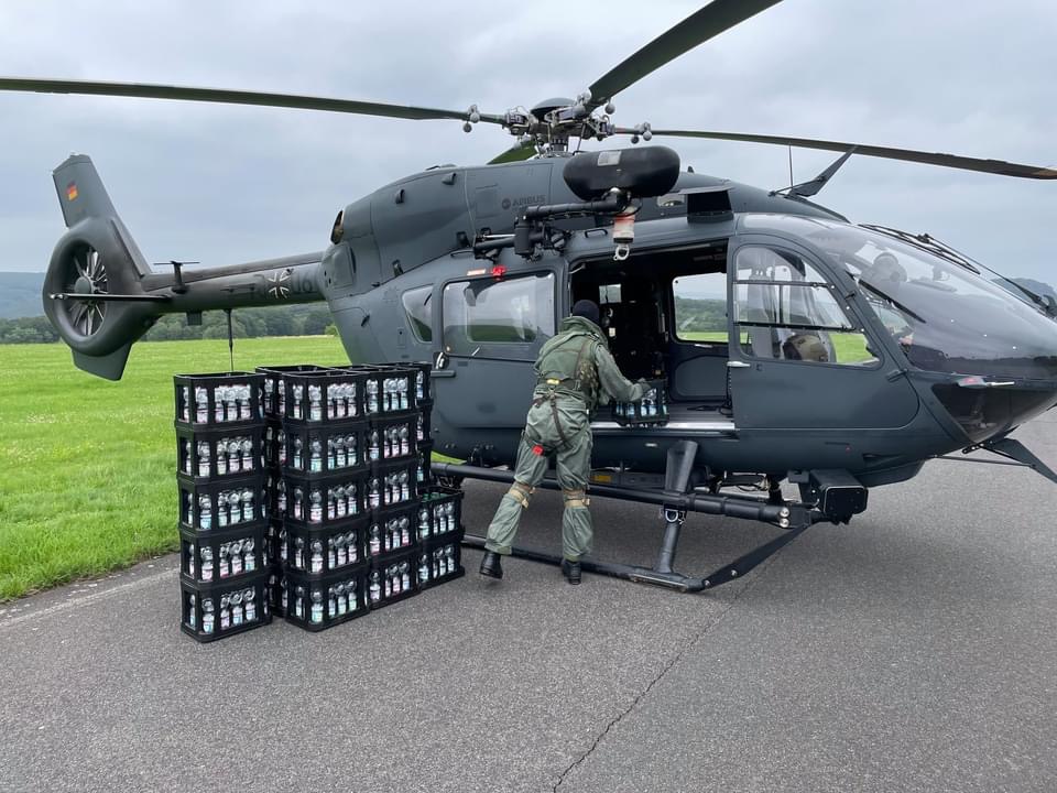 BMVg_Bundeswehr's tweet photo. Update #Hochwasser: Rund 1.000 Soldatinnen und Soldaten sind derzeit in 20 Landkreisen und Städten in Nordrhein-Westfalen, Rheinland-Pfalz und seit gestern auch in Bayern im Einsatz.
NRW mit ~550 SoldatInnen
RP mit ~300 SoldatInnen
BY mit ~100 SoldatInnen
#FürEuchGemeinsamStark https://t.co/znrI7xzxiV