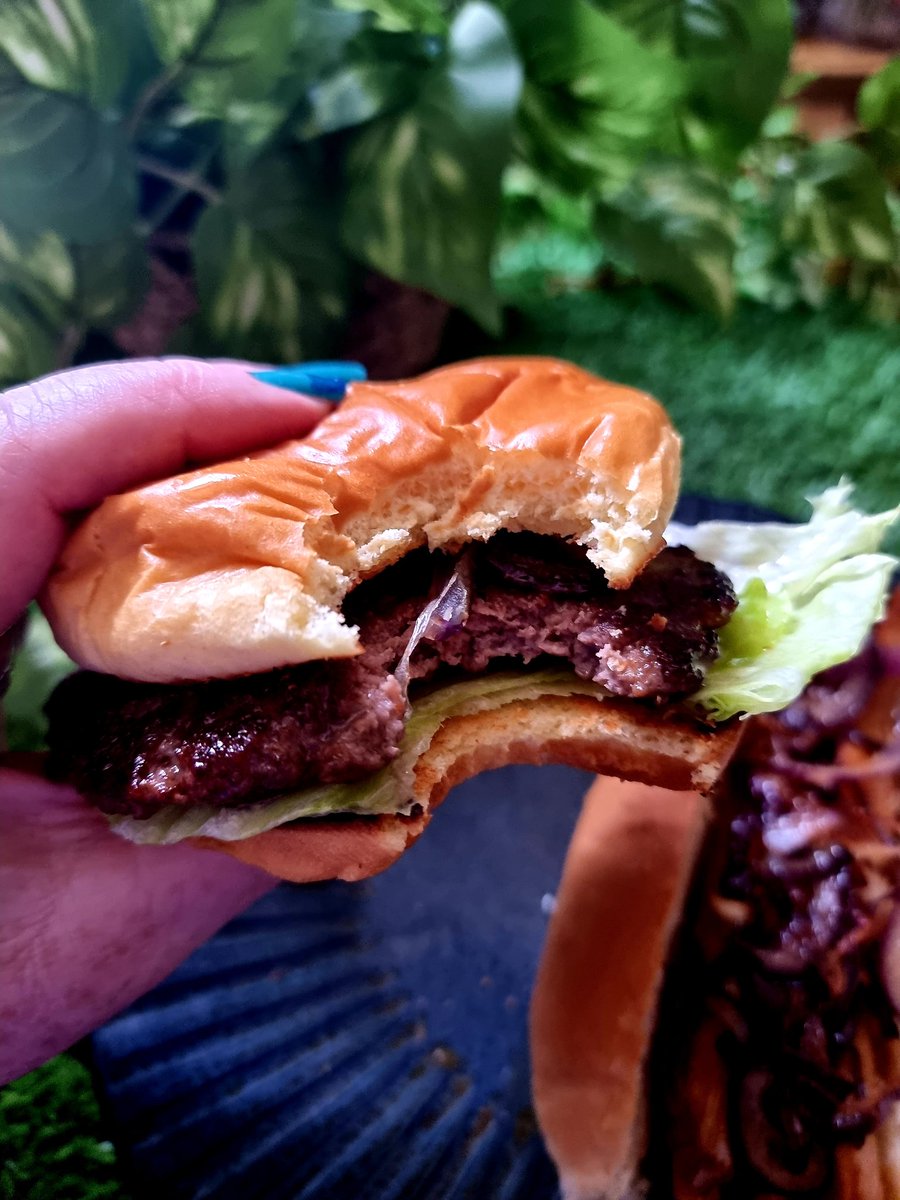 *GIVEAWAY* w/ <a href="/Simon_Howie/">Simon Howie Butchers</a>
WIN a BBQ bundle 
Steak Burgers
Steak &amp; Haggis Burgers 
Bourbon Burgers 
Bourbon Jumbo Dogs 
Steak &amp; Chilli Jumbo Dogs 
FOLLOW ME, FOLLOW <a href="/Simon_Howie/">Simon Howie Butchers</a>, LIKE &amp; RT. 
Closing date Fri 23 July 5pm. Prize non-transferrable. Delivery Mainland UK only. 🤞🌭🍔