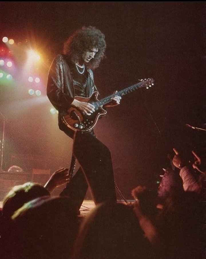 WE HAVE ANOTHER BIRTHDAY TODAY Y\ALL
happy birthdayyy brian may 