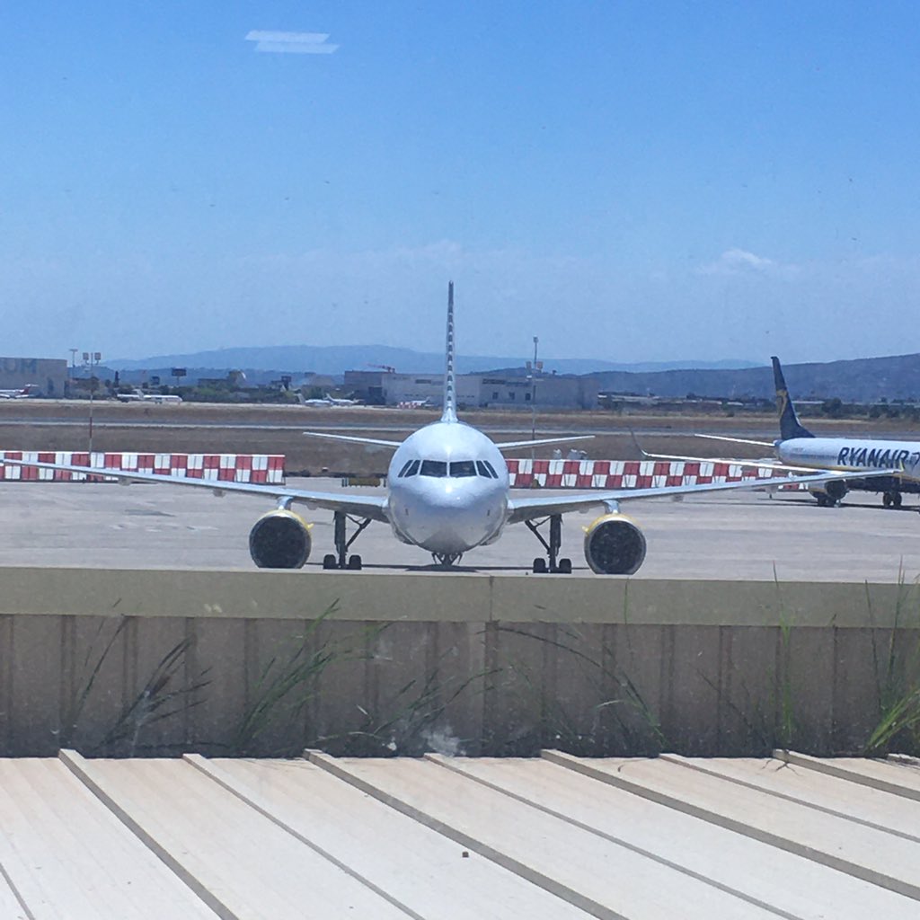 Netoparra's tweet photo. #vy8156 @vueling a amené un autre avion de remplacement https://t.co/3NxNiFzx4O