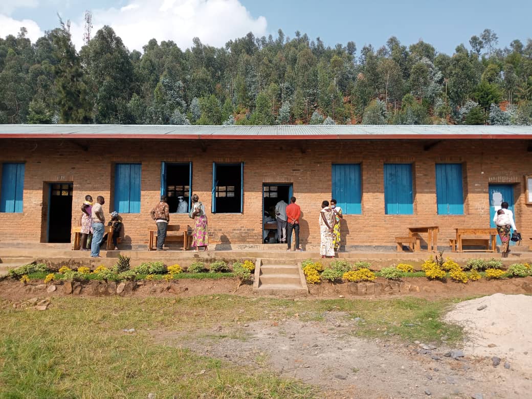 rbarwanda's tweet image. 📸AMAFOTO📸

Kuri uyu wa Mbere, mu karere ka @MusanzeDistrict hatangiye ibikorwa byo gupima #COVID19 mu buryo bwagutse abatuye buri Kagari. 
Ni muri guhanda yo kumenya uko ubwandu bw'iki cyorezo buhagaze by'umwihariko mu turere turi muri gahunda ya #GumaMuRugo. #RBAAmakuru