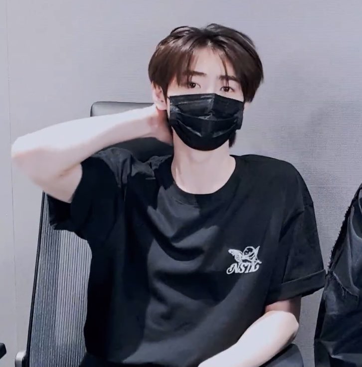 ผมซองฮุนวันนี้ดูเป็นสีดำกว่าในไลฟ์ครั้งที่แล้วอีกอ่า