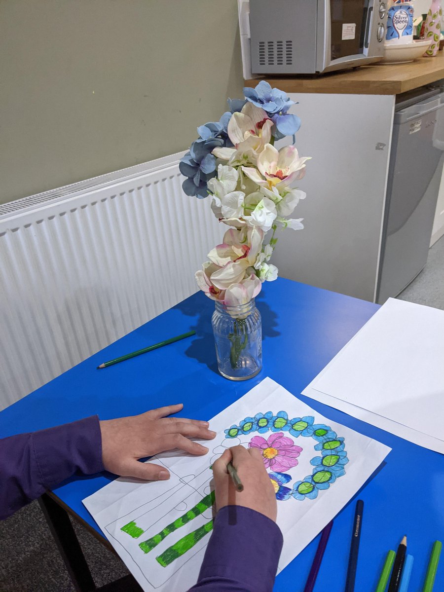 KnotsArts's tweet photo. It's the end of summer term and we've been BUSY! Our girls group tried so many differed activities, from paint blowing to drawing flowers and pizza making to drama! We hope you all have a lovely holiday :) https://t.co/95lGl5deyf