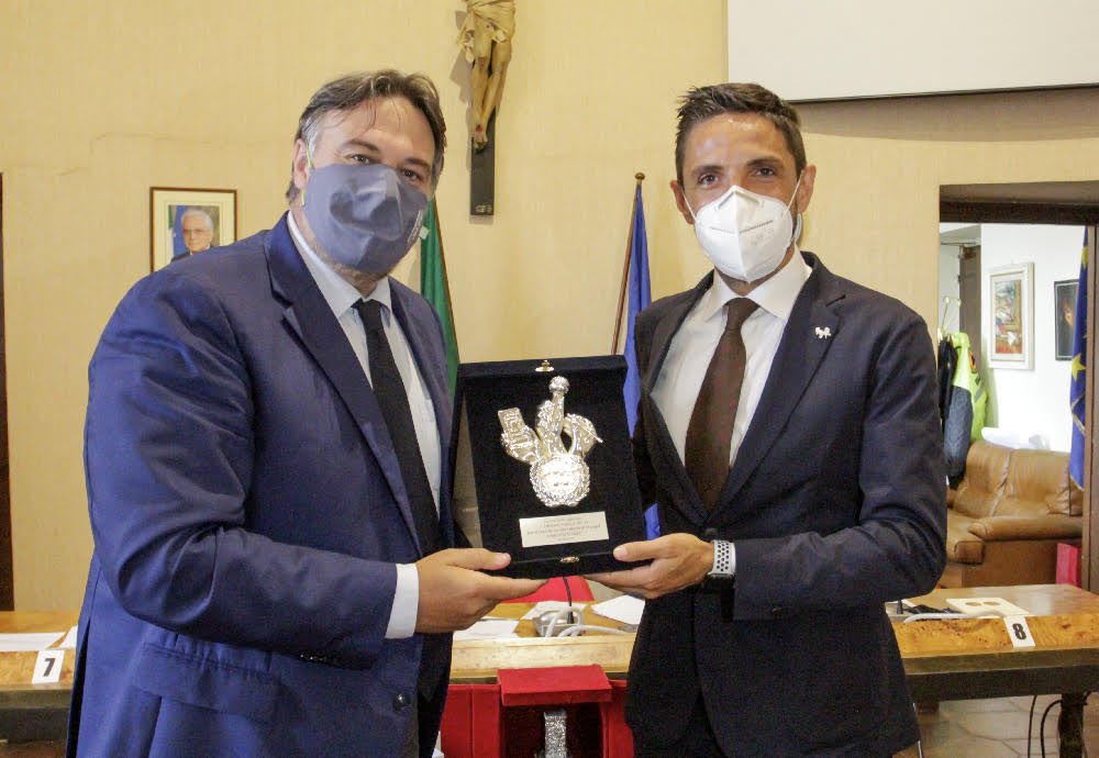 #premio #festival #giornalismo #sarnano 
Ricevere un premio dà sempre un mix di emozione e imbarazzo. Nella prima foto lo tengono in mano i miei #figli, perché la #libertà di espressione rappresenta x me il vero grande testamento da trasmettere al pubblico, a partire dai #giovani