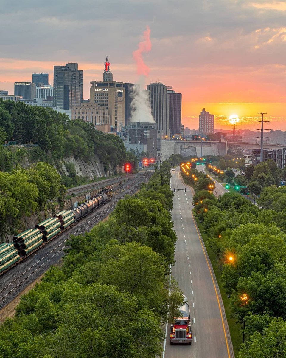 skyline_specs's tweet photo. Rise and shine St. Paul 🌇

📸@forslundphotos 
#mn #minnesota #stpaul https://t.co/lh2Bm03EAS