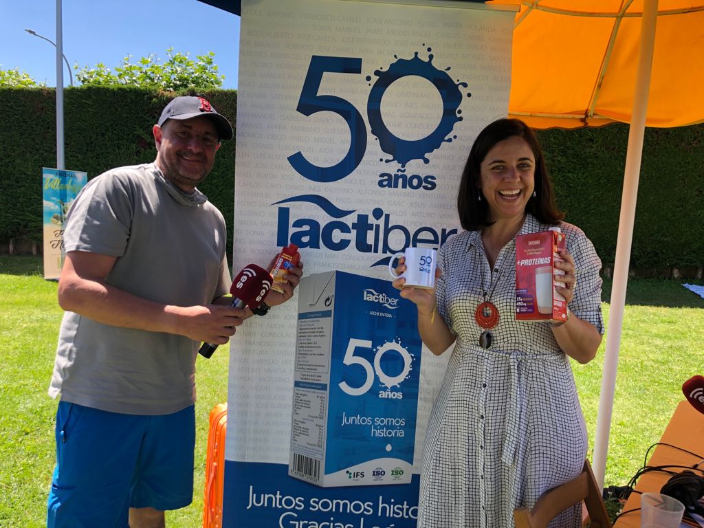 Solo hay que ver la cara de felicidad de nuestra invitada Sandra Valdueza, para saber que acaba de beberse una vaso de leche fresca de @LactiberLeon Lactiber , ya sabéis esa empresa que cumple 50 años apostando por la leche de ganaderos leoneses y de Castilla y León.