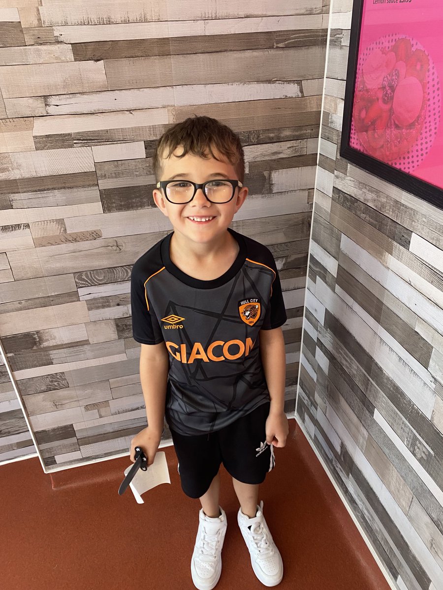 willthomp18's tweet image. Another young city fan happy about getting his first ⁦@HullCity⁩ season pass can’t wait for the first game of the season now ⁦@AmyOckelton⁩ #utt #family  #hcafc ⚽️🐯