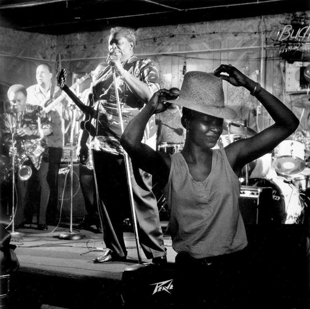 ChiBluesHistory's tweet photo. B.B. King performing at a juke joint called Club Ebony in Indianola, Mississippi (1994).
#bluesmusic #photooftheday https://t.co/KIWqzL75BI