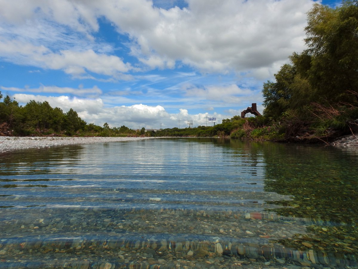 Consecuencia de que Agua y Desastre; perdón, @AyD_ParaTi realice obras sin permiso de impacto, es la destrucción de corriente superficial en el río Santa Catarina, y con con ello, posibilidades para vida silvestre. 

En la imagen se ve clara la eliminación de espacios naturales.