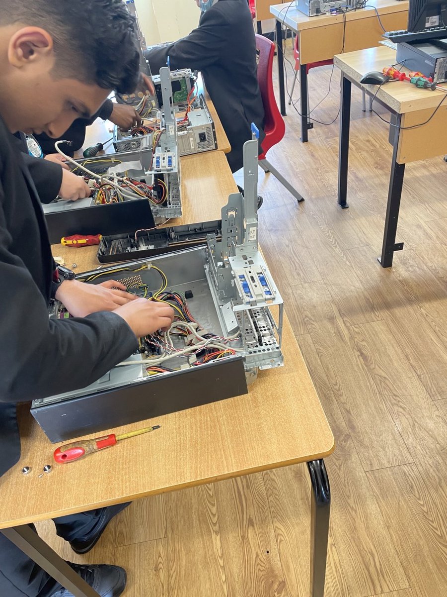 LadybridgeHigh's tweet photo. Today Year 9 #LadybridgeLearners have been learning about computer hardware @LadybridgeComp1 by repairing old computers and bringing them back to life 💻  #computing https://t.co/nTiNf3e474