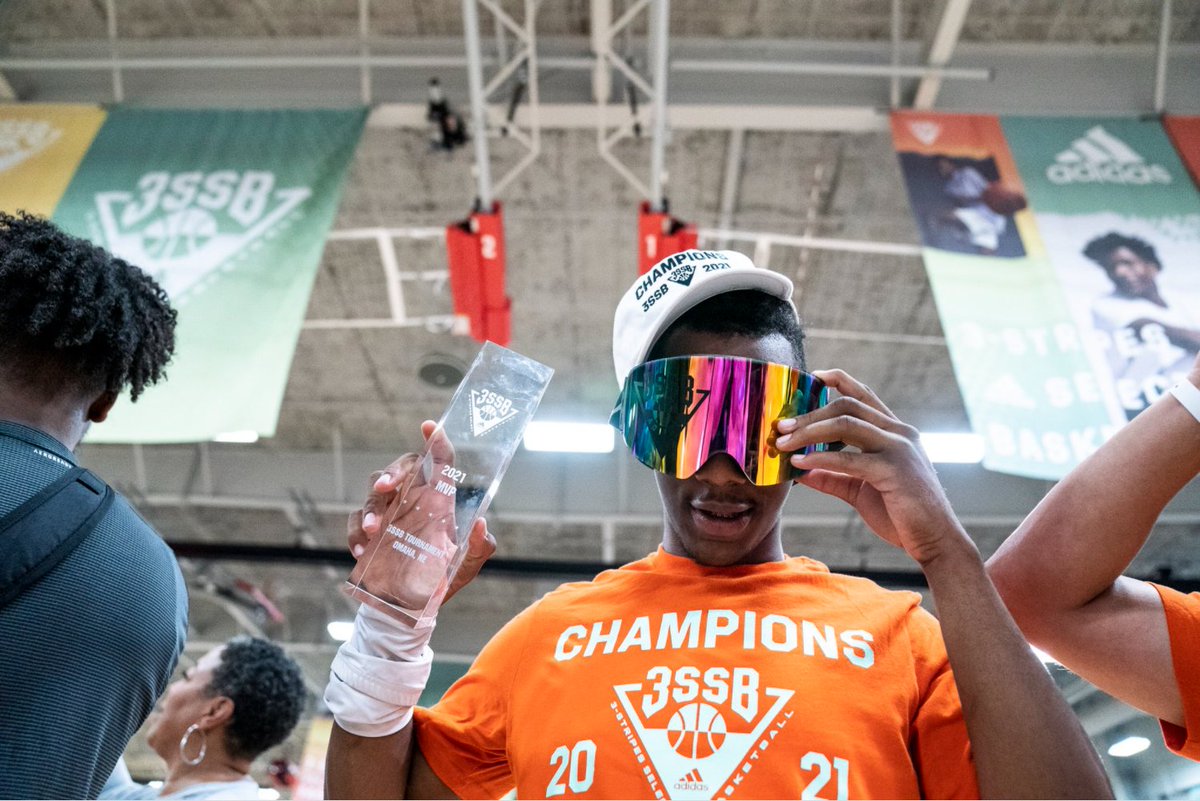 PrepHoopsOR's tweet photo. Huge weekend for @1amarwashington.  The Gatorade Oregon Player of the Year led @DreamVisionBall to the #3SSB Championship and was named MVP.  The rising senior reppin' the Rose City.

(pictures courtesy of Lamar) https://t.co/PmjnZSnzfL