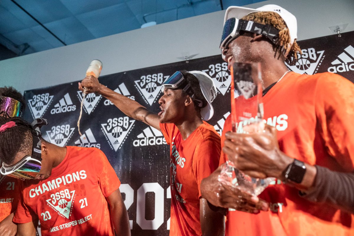 PrepHoopsOR's tweet photo. Huge weekend for @1amarwashington.  The Gatorade Oregon Player of the Year led @DreamVisionBall to the #3SSB Championship and was named MVP.  The rising senior reppin' the Rose City.

(pictures courtesy of Lamar) https://t.co/PmjnZSnzfL