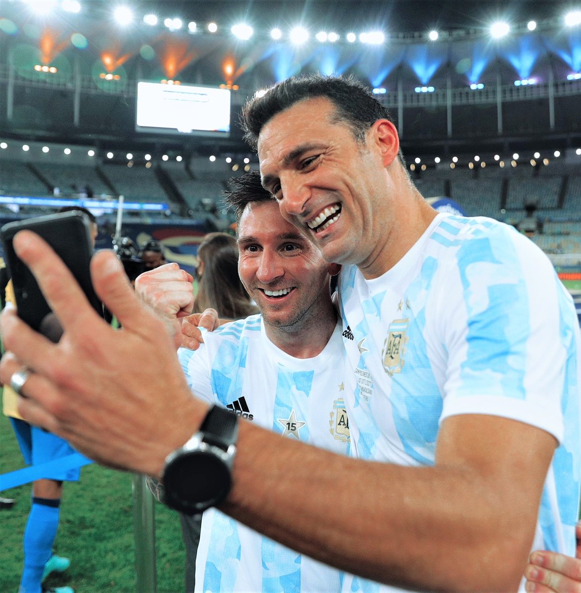 Lm10Messista's tweet photo. Scaloni cuando Messi renunció a la selección le dijo que no se fuera, 5 años después sería el entrenador que ayudaría a cumplir su sueño💙 https://t.co/8RGqTEwVbX