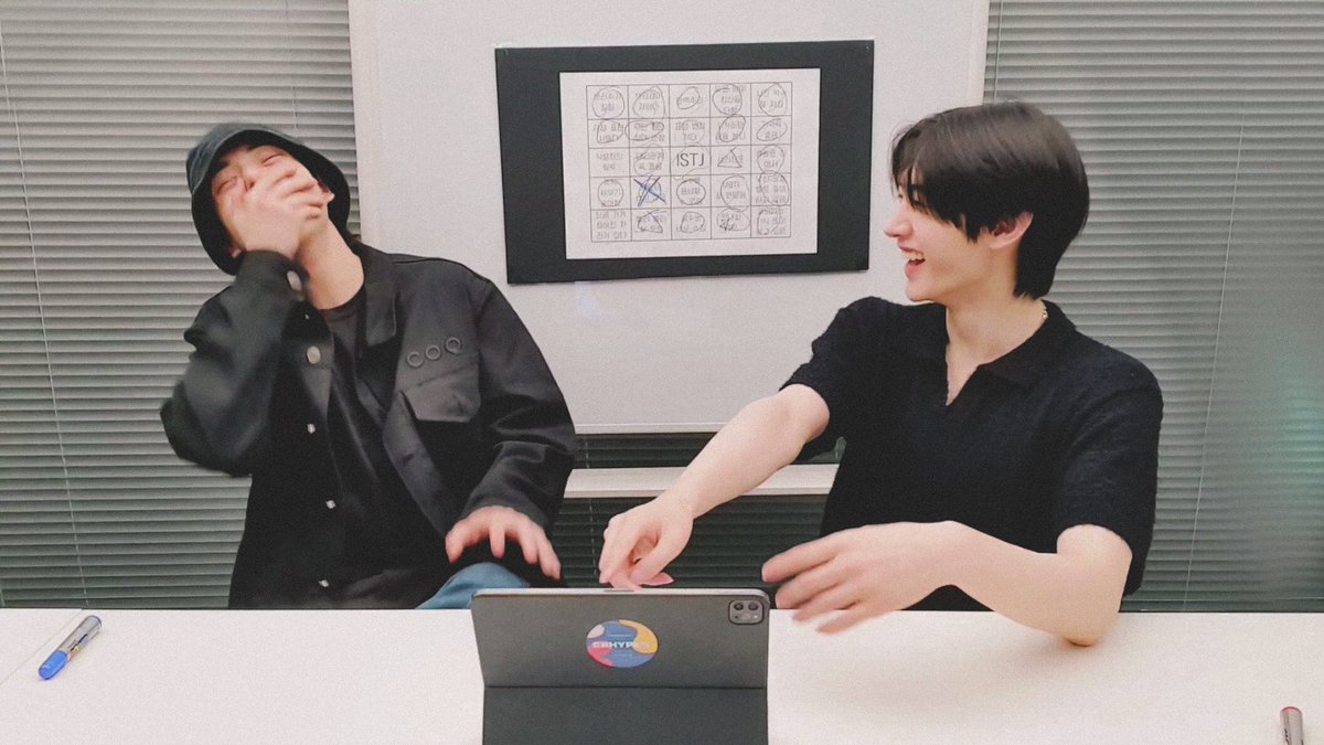 enhyfilm's tweet photo. jakehoon vlive! 🤍 i mean look at them @ENHYPEN_members https://t.co/IFfNXkWC1S